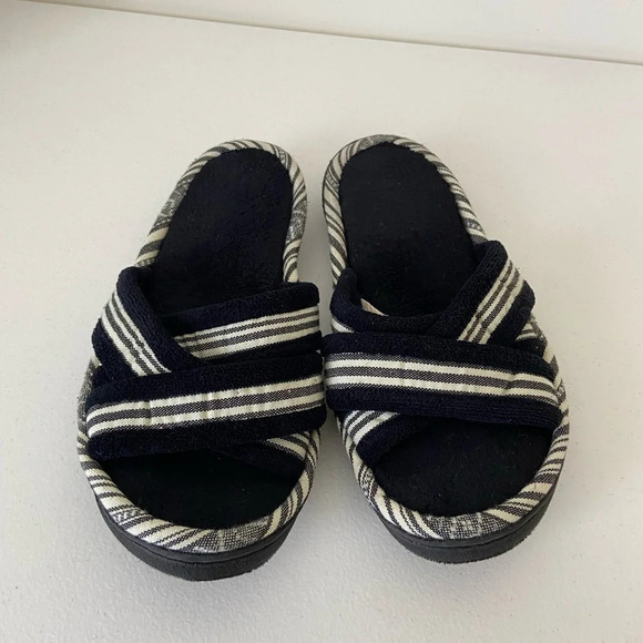 EUC | Isotoner women’s solid bottom slippers — size 7.5-8‎ - Picture 1 of 5